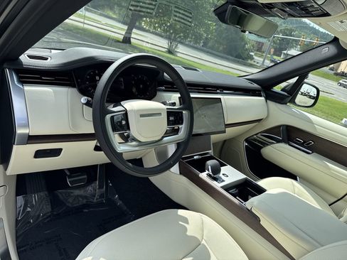 New 2025 Land Rover Range Rover SE image 13