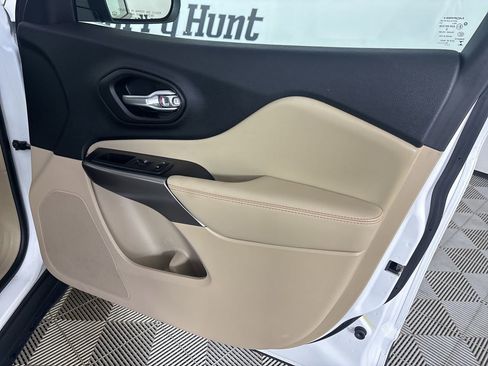 Used 2020 Jeep Cherokee Latitude FWD image 27