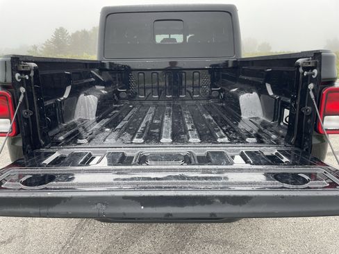 Used 2023 Jeep Gladiator Sport image 16