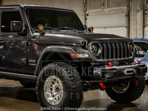 Used 2018 Jeep Wrangler Unlimited Sahara AWD/4WD image 13