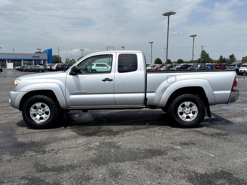 Used 2011 Toyota Tacoma 4x4 Access Cab w/ SR5 Pkg #2 image 8