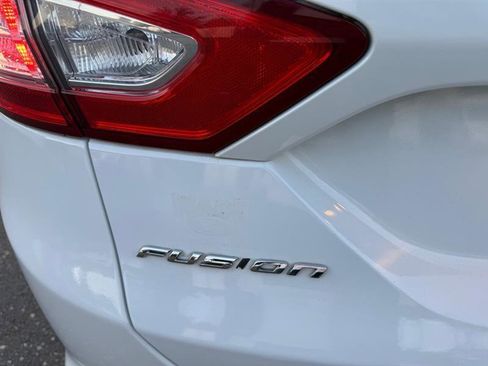Used 2014 Ford Fusion SE FWD image 32