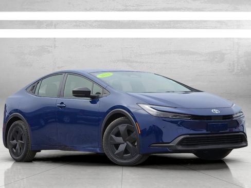 Used 2023 Toyota Prius LE FWD image 2