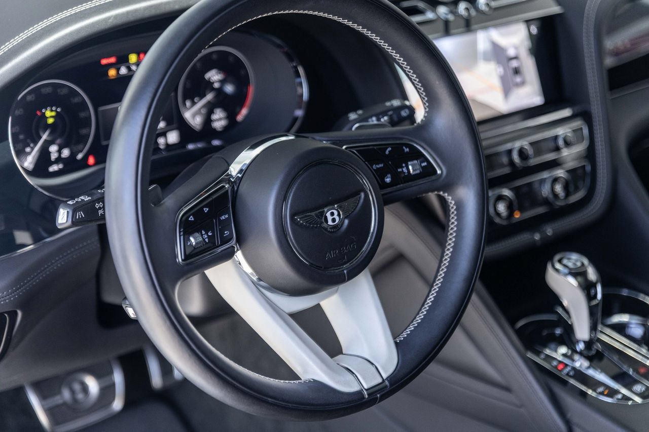 Certified 2023 Bentley Bentayga Extended Wheelbase AWD/4WD image 26
