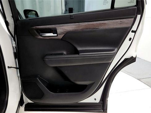 Used 2022 Toyota Highlander Limited image 19