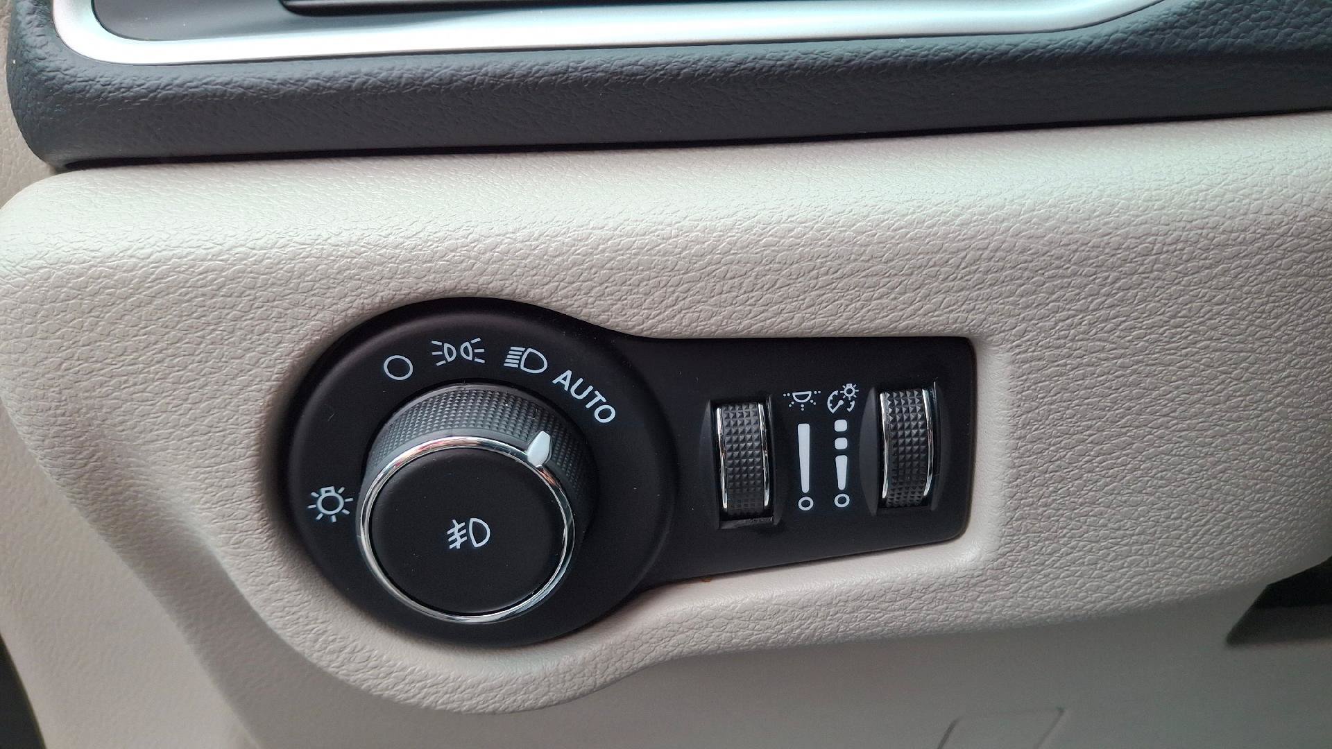 Used 2023 Chrysler Pacifica Touring-L FWD image 17