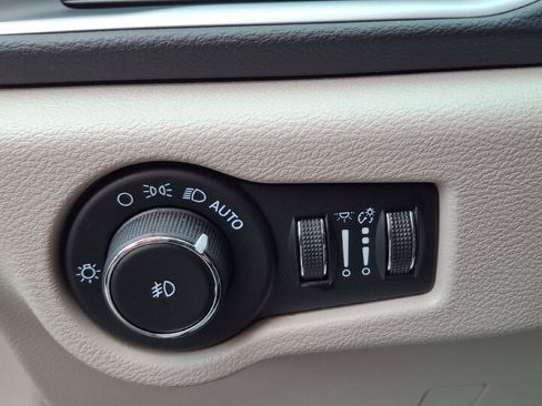 Used 2023 Chrysler Pacifica Touring-L FWD image 17