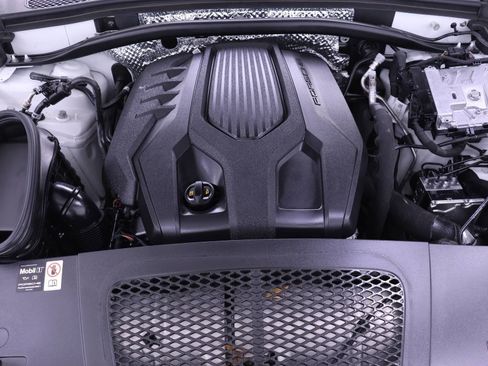 Used 2025 Porsche Macan image 25