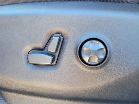 Used 2020 Chrysler Voyager Lxi image 19