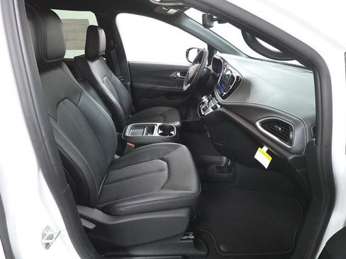 New 2027 Chrysler Pacifica Select FWD image 28