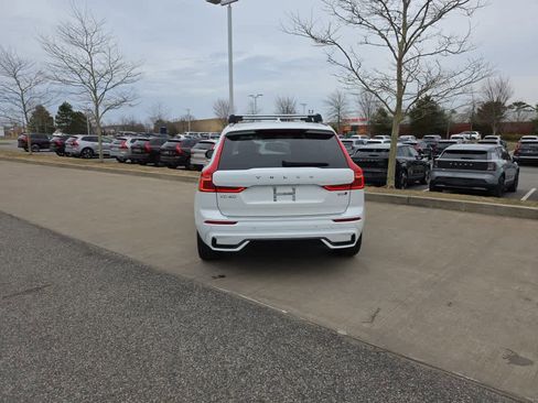 Used 2023 Volvo XC60 B5 Plus w/ Climate Package image 5