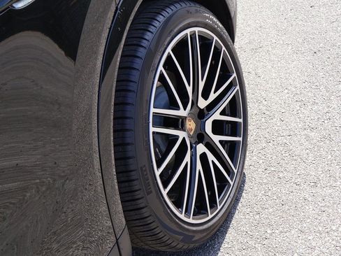 Certified 2025 Porsche Cayenne AWD/4WD image 38