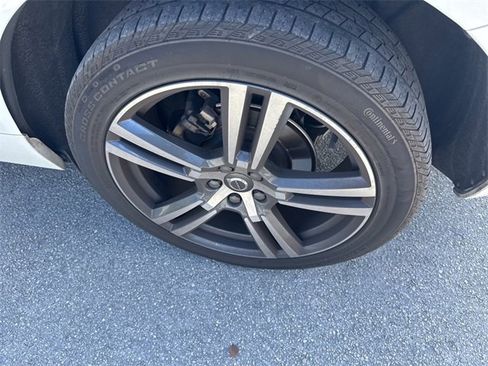 Used 2021 Volvo XC60 T5 Momentum w/ Protection Package Premier image 11