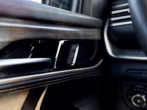 Used 2024 Jeep Wagoneer Series II w/ Flexible Seating Group image 11