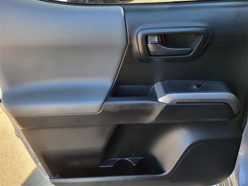 Used 2016 Toyota Tacoma SR5 w/ Towing Package image 10