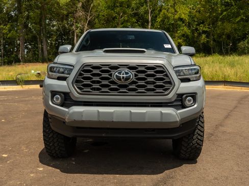 Used 2020 Toyota Tacoma TRD Sport w/ Technology Package RWD image 2