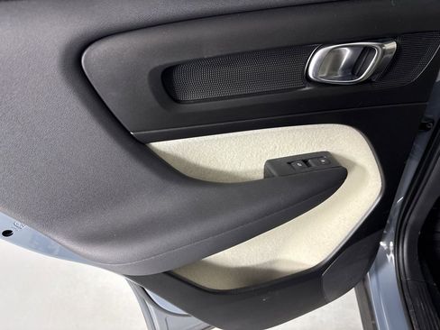 Used 2023 Volvo XC40 B4 Ultimate w/ Protection Package Premier image 37