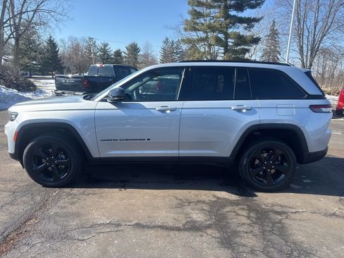 Used 2024 Jeep Grand Cherokee Altitude AWD/4WD image 12