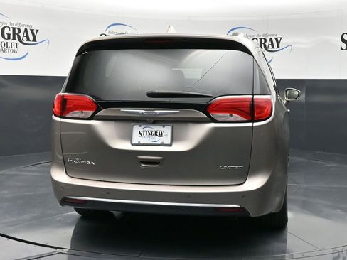 Used 2017 Chrysler Pacifica Limited w/ UConnect Theater Package image 6