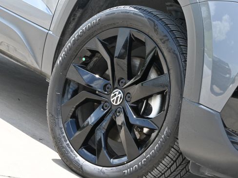 Used 2024 Volkswagen Taos SE FWD image 11