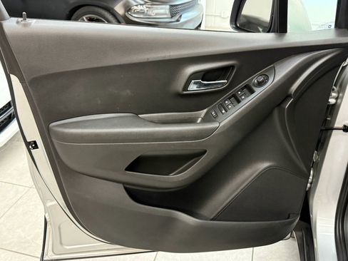 Used 2020 Chevrolet Trax LT w/ LT Convenience Package image 16