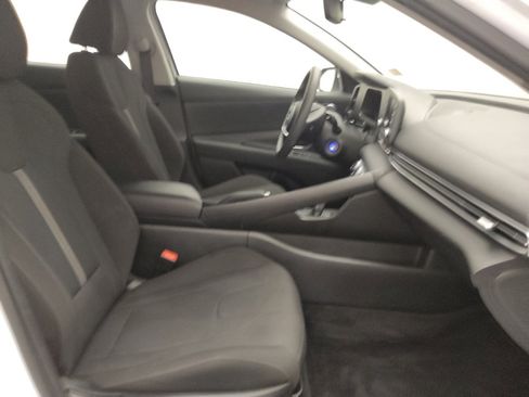 Used 2025 Hyundai Elantra SE image 21