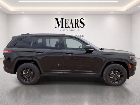 Used 2025 Jeep Grand Cherokee Altitude AWD/4WD image 6