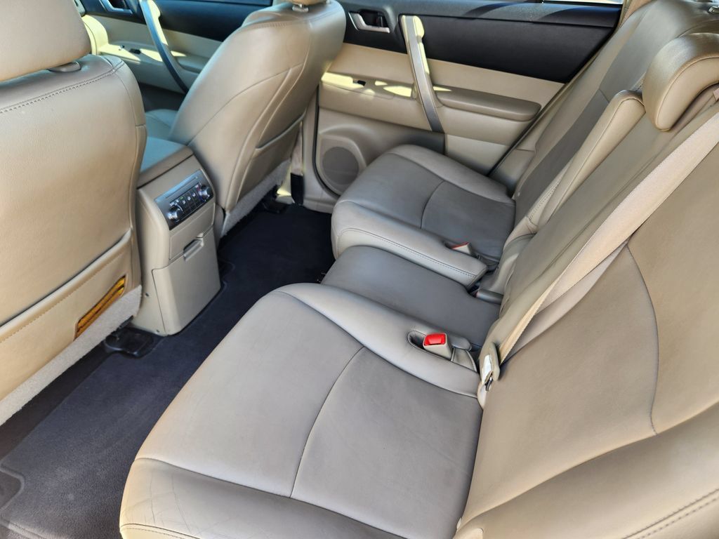 Used 2012 Toyota Highlander SE w/ Tow Pkg AWD/4WD image 10