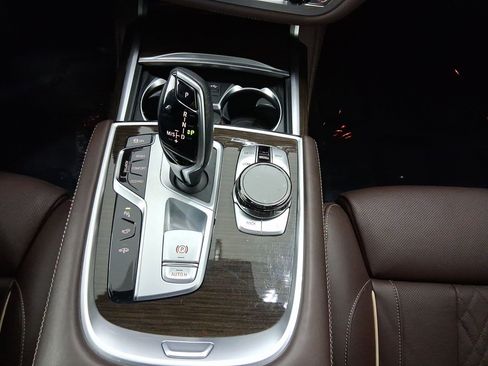 Certified 2022 BMW 750i xDrive w/ Luxury Rear Seating Package image 13