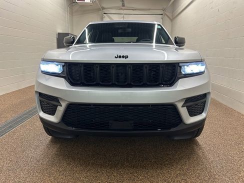 Used 2024 Jeep Grand Cherokee Altitude AWD/4WD image 6