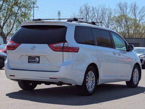 Used 2017 Toyota Sienna XLE FWD image 9
