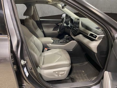 Used 2021 Toyota Highlander XLE AWD/4WD image 20