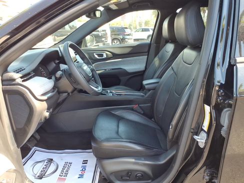 Used 2023 Jeep Compass Latitude image 15