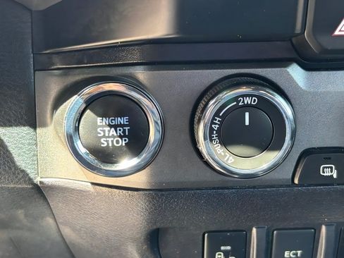 Used 2021 Toyota Tacoma TRD Off-Road w/ Technology Package AWD/4WD image 17