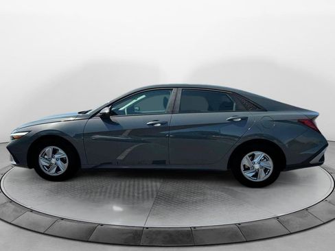 New 2025 Hyundai Elantra SE image 3