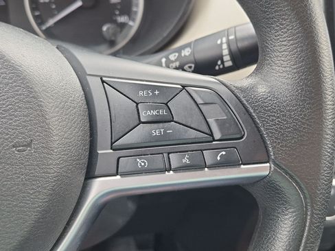 Used 2021 Nissan Versa SV FWD image 17