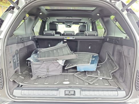 Used 2025 Land Rover Discovery S image 13