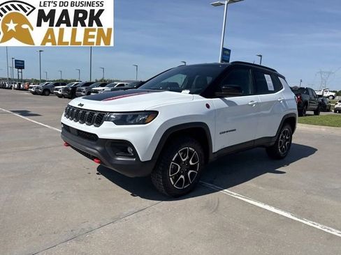 Used 2025 Jeep Compass Trailhawk AWD/4WD image 2