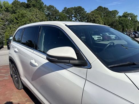Used 2018 Toyota Highlander LE FWD image 17