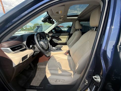 Used 2020 Toyota Highlander XLE AWD/4WD image 12