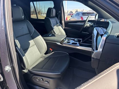 Used 2025 Cadillac Escalade Premium Luxury AWD/4WD image 13