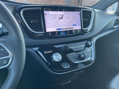Used 2025 Chrysler Pacifica Select image 17