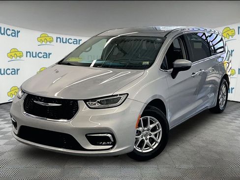 Used 2023 Chrysler Pacifica Touring-L FWD image 3