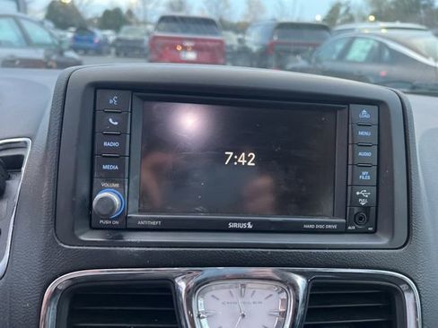 Used 2016 Chrysler Town & Country Touring image 12