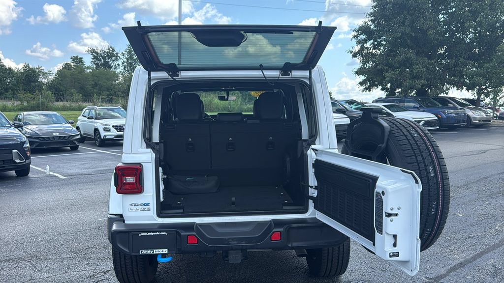 Used 2022 Jeep Wrangler Unlimited Sahara AWD/4WD image 9