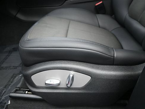 Certified 2025 Porsche Macan image 6