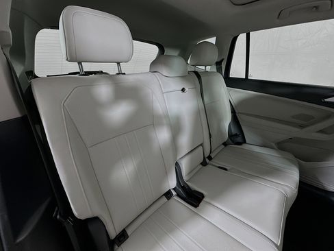 Used 2022 Volkswagen Tiguan SE w/ Panoramic Sunroof Package image 24