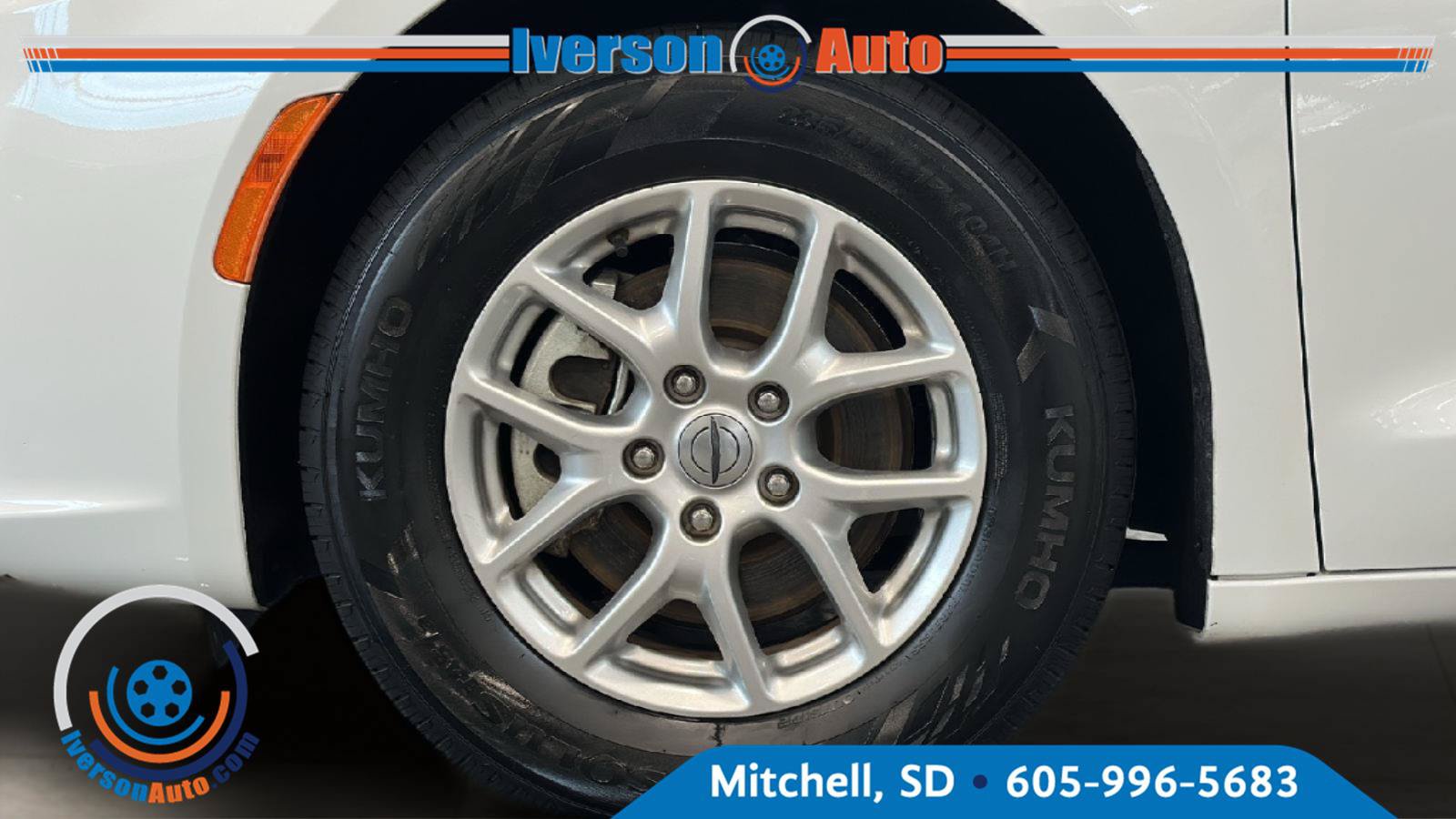 Used 2023 Chrysler Pacifica Touring-L FWD image 9