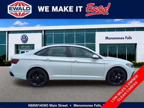 Used 2025 Volkswagen Jetta SE w/ Sunroof Package FWD image 8