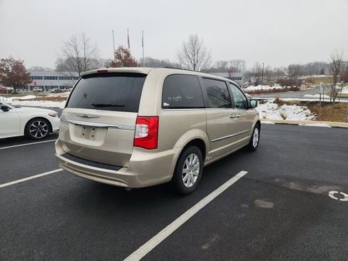 Used 2016 Chrysler Town & Country Touring w/ Driver Convenience Group image 5